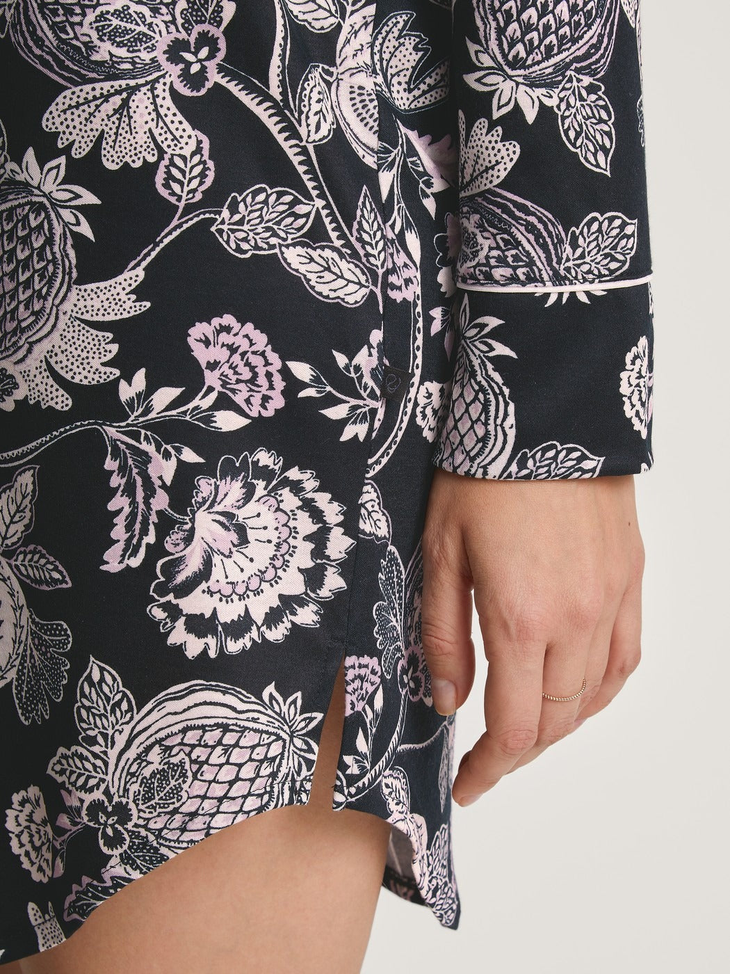 Moonlight Dreams
Langarm-Nachthemd aus TENCEL™ Modal und Seide