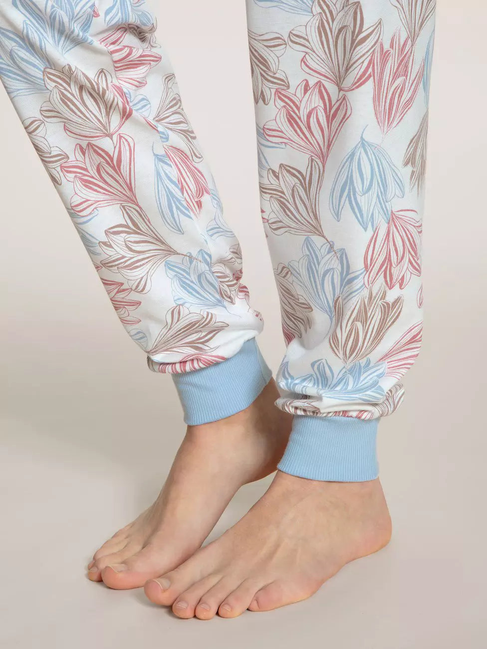 Pyjama avec bords élastiques.