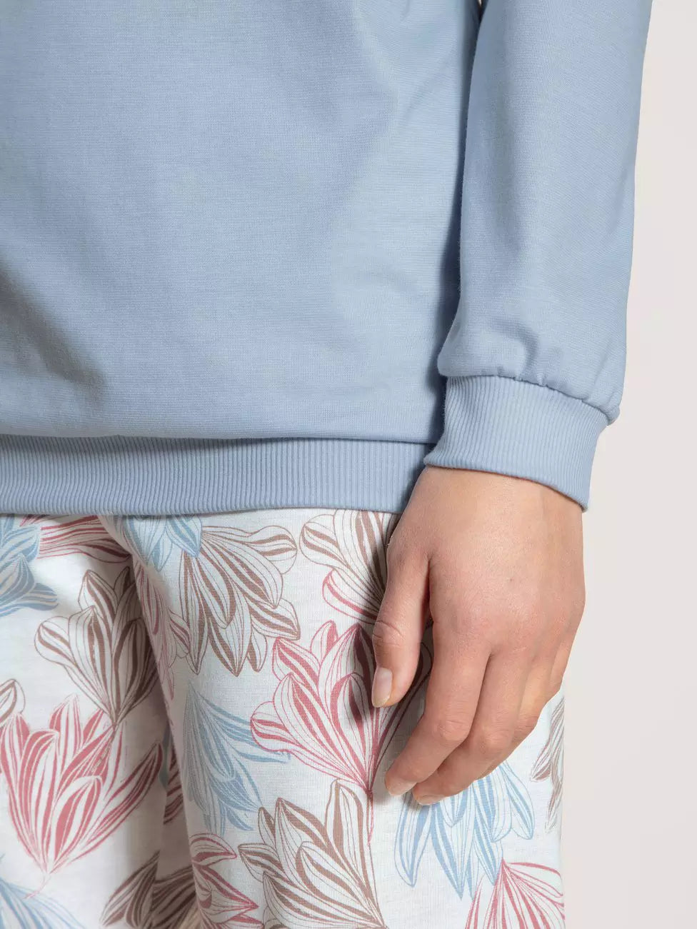 Pyjama avec bords élastiques.