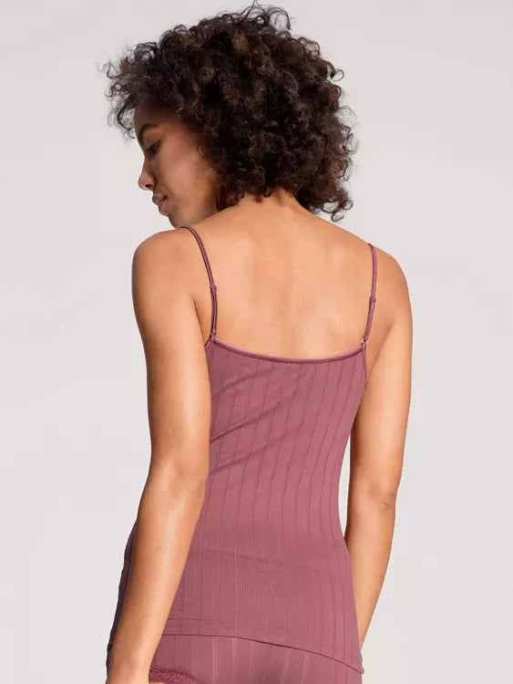 ETUDE TOUJOURS Top à fines bretelles.