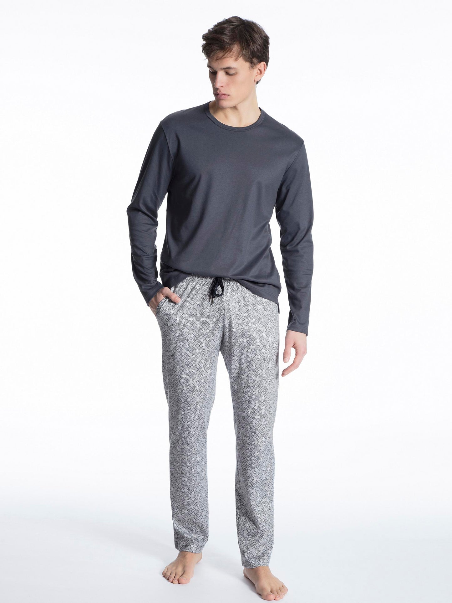 Warm pajamas without cuffs