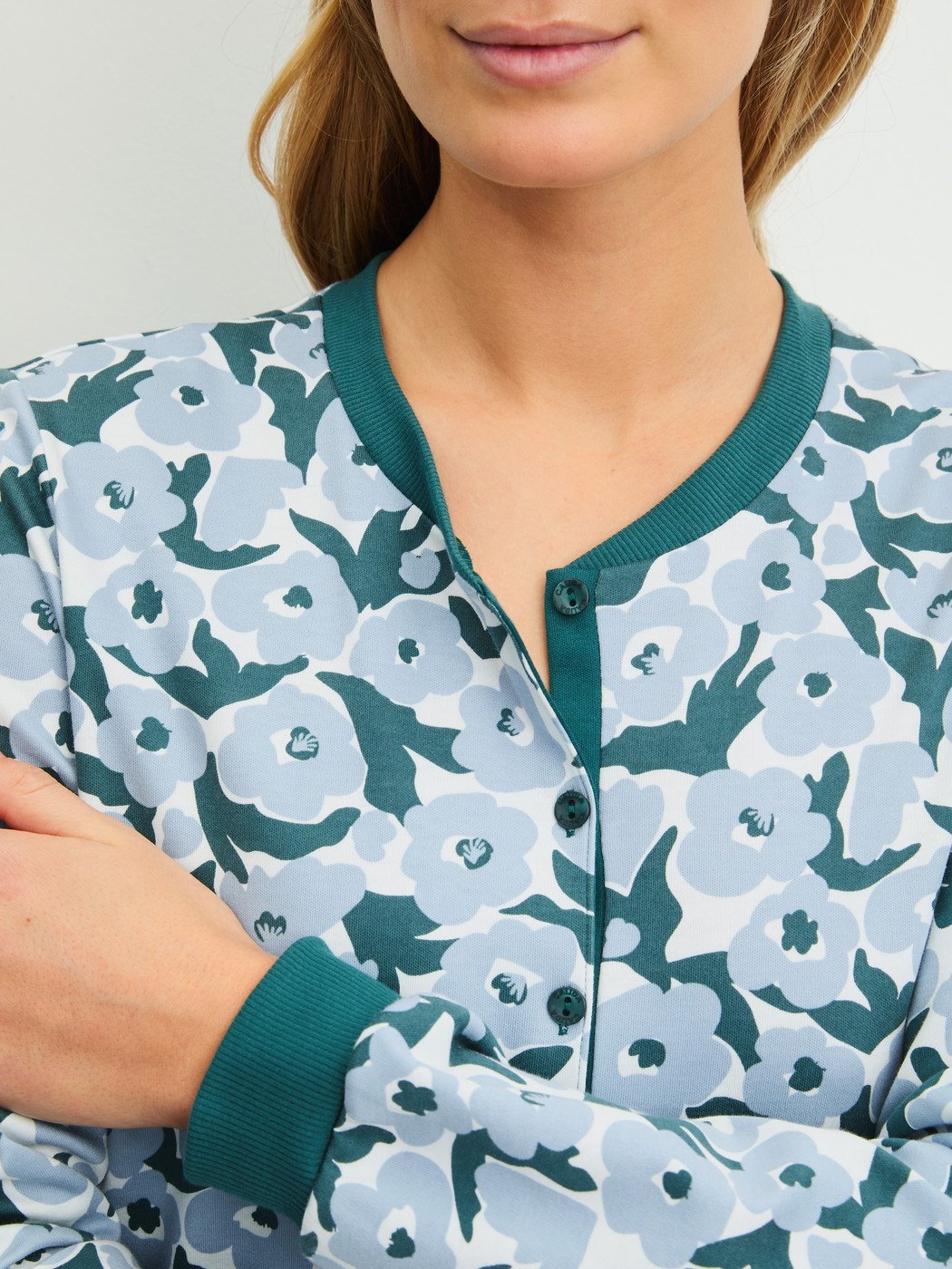 Camicia da notte Calida a maniche lunghe – lunghezza 110 cm Serie Midnight Flowers
