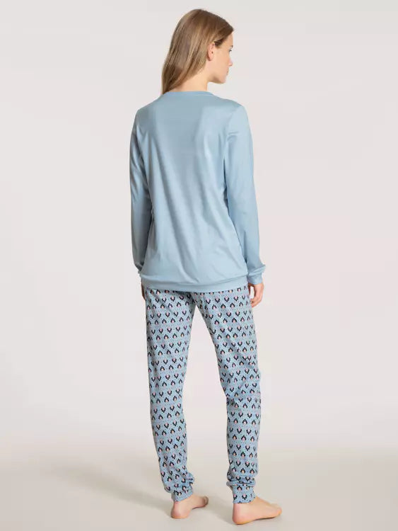 Pyjama avec bords élastiques.